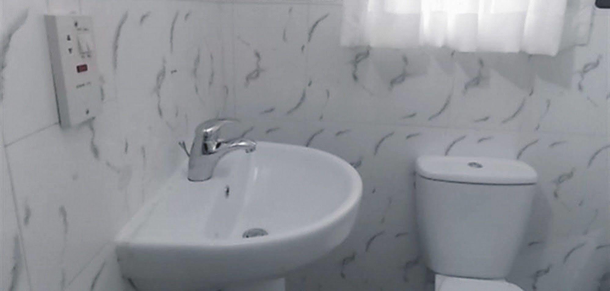 Crown Cottage Hotel איקג'ה מראה חיצוני תמונה