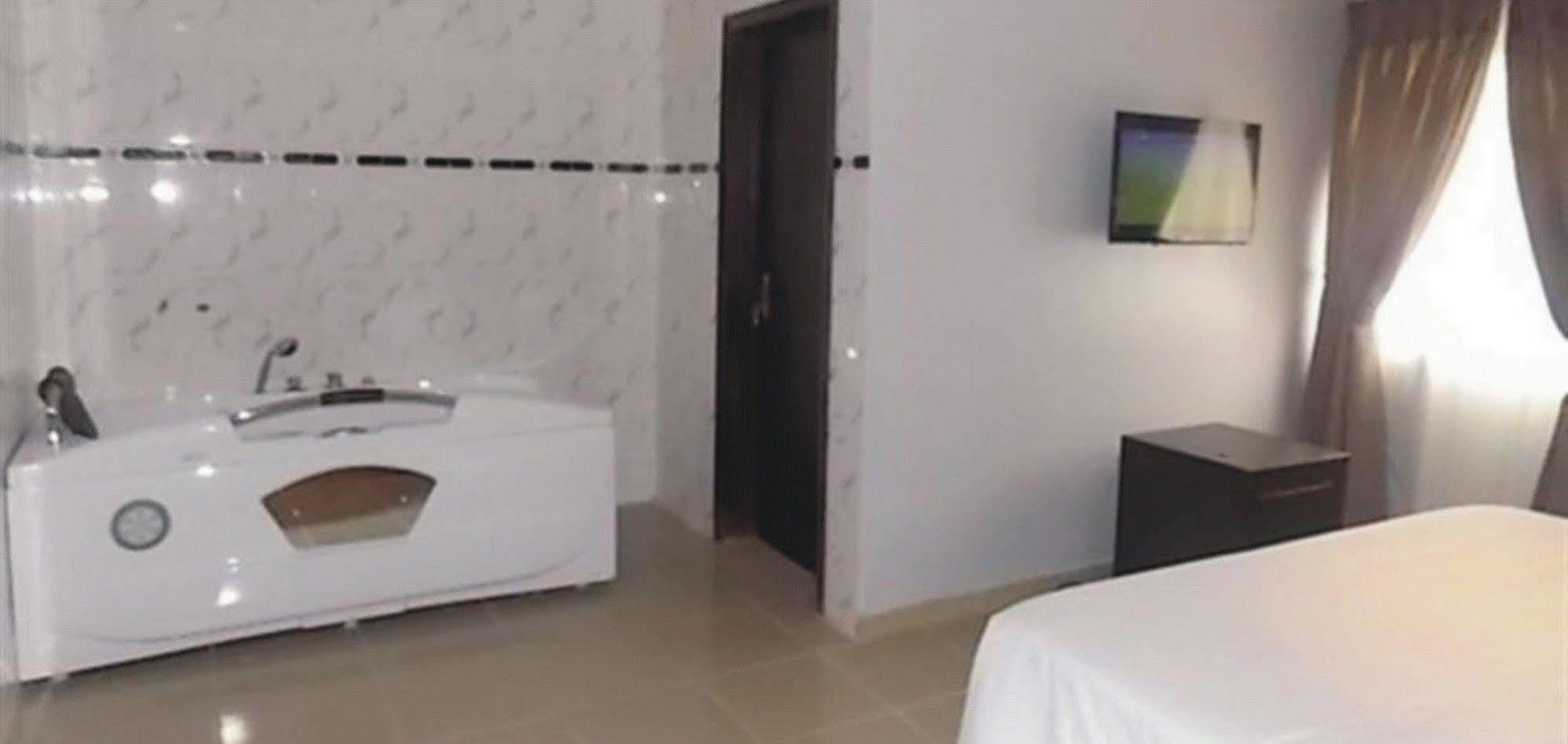 Crown Cottage Hotel איקג'ה מראה חיצוני תמונה