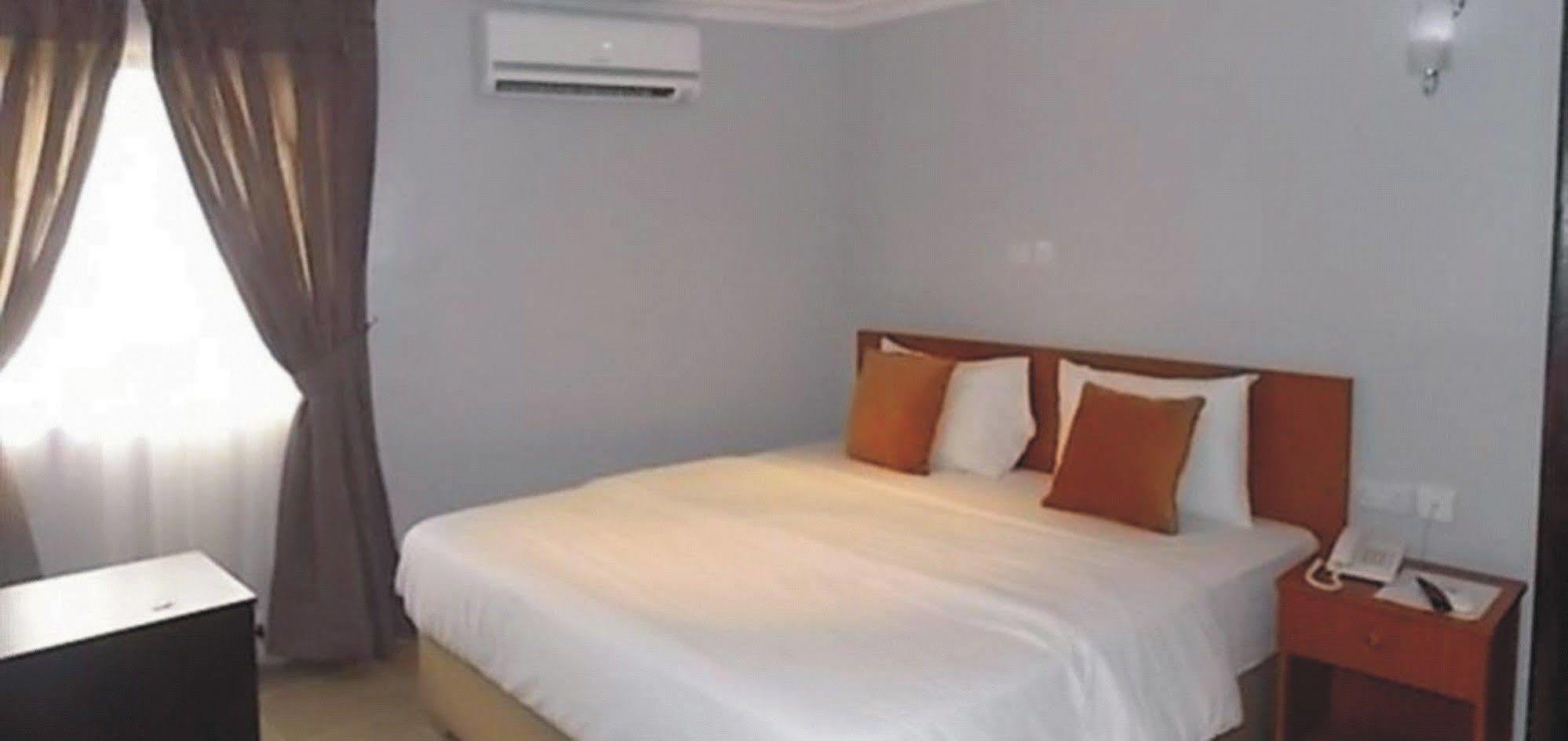 Crown Cottage Hotel איקג'ה מראה חיצוני תמונה