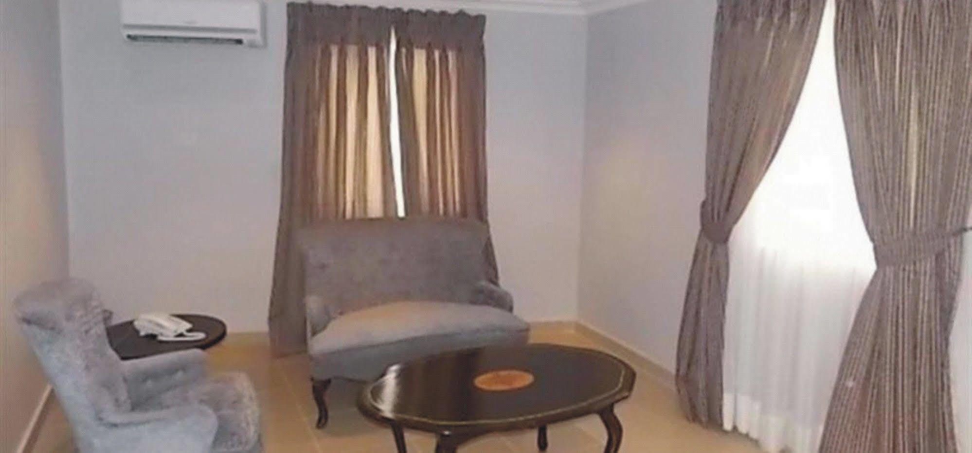Crown Cottage Hotel איקג'ה מראה חיצוני תמונה