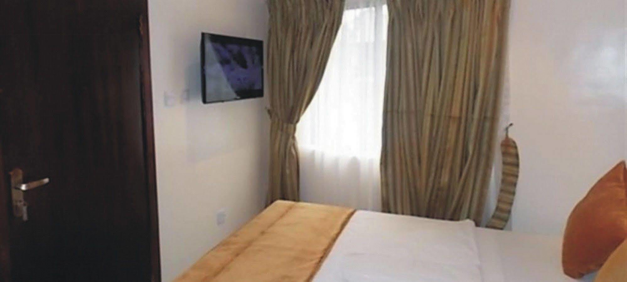 Crown Cottage Hotel איקג'ה מראה חיצוני תמונה