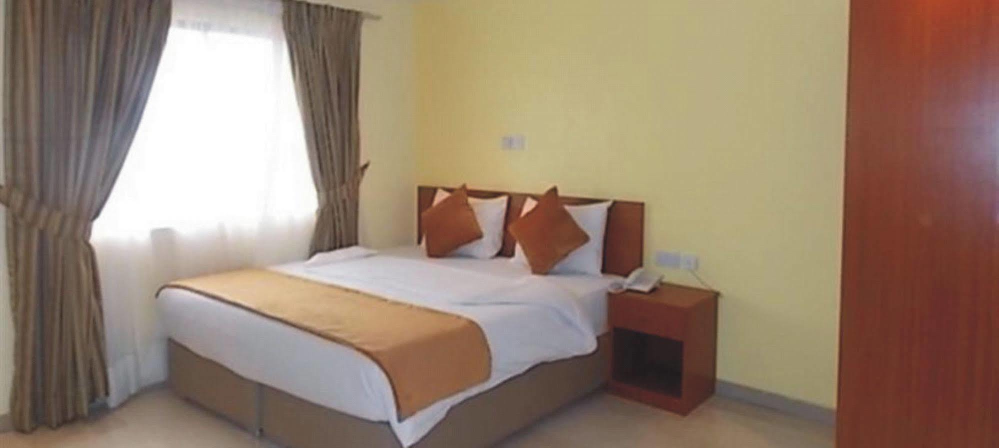 Crown Cottage Hotel איקג'ה מראה חיצוני תמונה